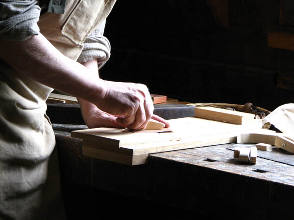 Nacemos de la influencia y formación  heredada en el sector de la <strong>carpintería de madera y ebanistería  en Júzcar.</strong>